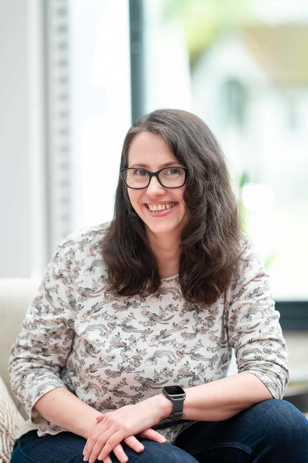 Pascale RECHER, souriante